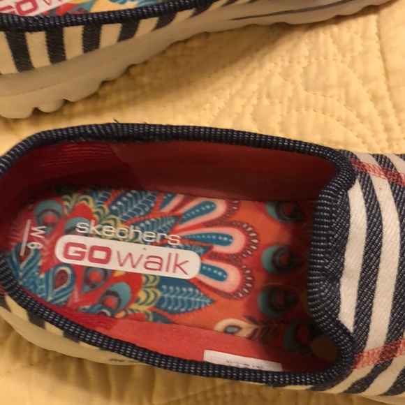 Ladies Skechers Go Walk sport shoe, size 6 - Picture 2 of 6